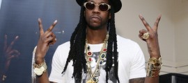 2 Chainz Signs Copies Of "Based On A T.R.U Story"